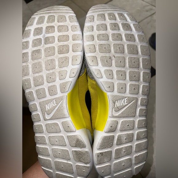 CUSTOMIZED Yellow & White Nike Roshe Runs! - Picture 5 of 6